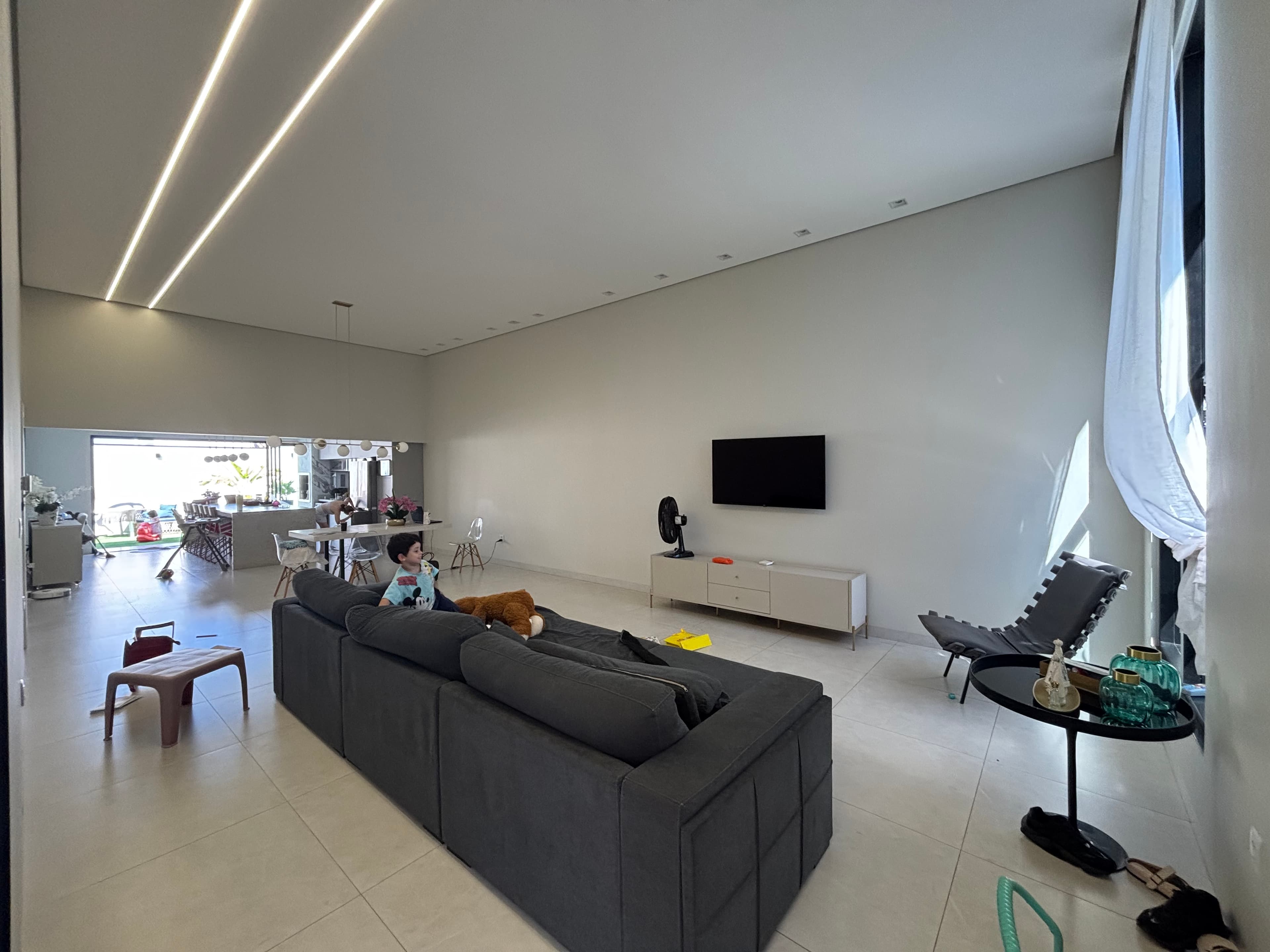 Foto de sala integrada usada como ambiente real para exemplo visual do Morable.